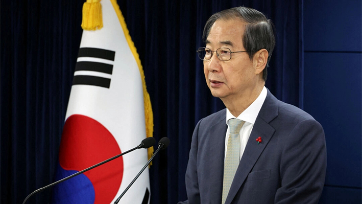 El presidente y primer ministro surcoreano en funciones, Han Duck-soo, pronuncia un discurso a la nación en el complejo gubernamental de Seúl, Corea del Sur, el 14 de diciembre de 2024. (Yonhap vía Reuters)