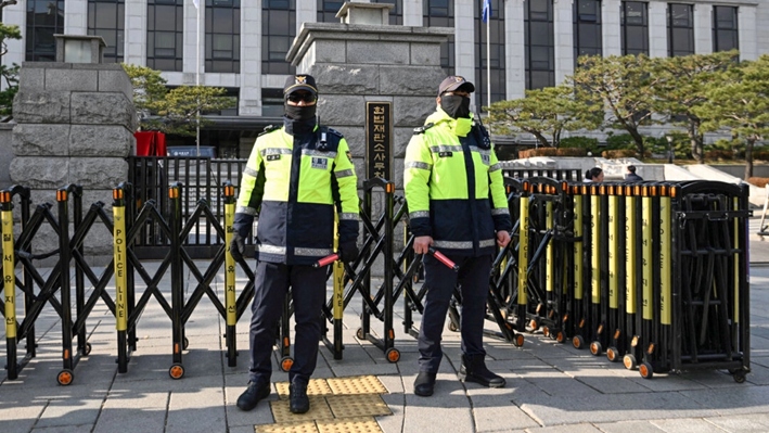 Policías hacen guardia frente a la Corte Constitucional, en Seúl, el 16 de diciembre de 2024. (Jung Yeon-je/AFP vía Getty Images)