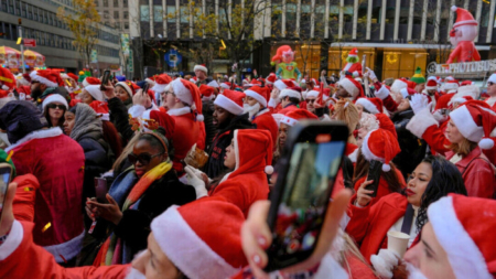 Miles de Santa Claus y Grinchs salen a la calle para la SantaCon anual de bares