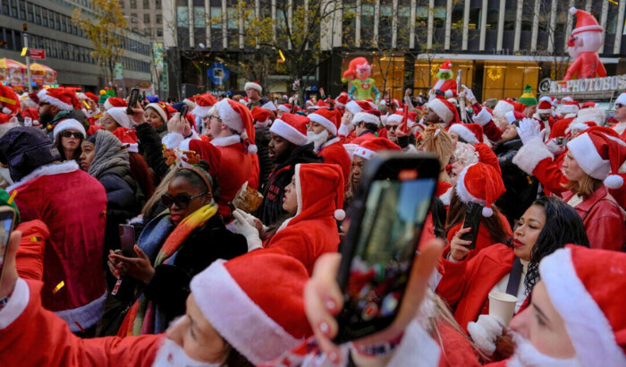 Miles de Santa Claus y Grinchs salen a la calle para la SantaCon anual de bares