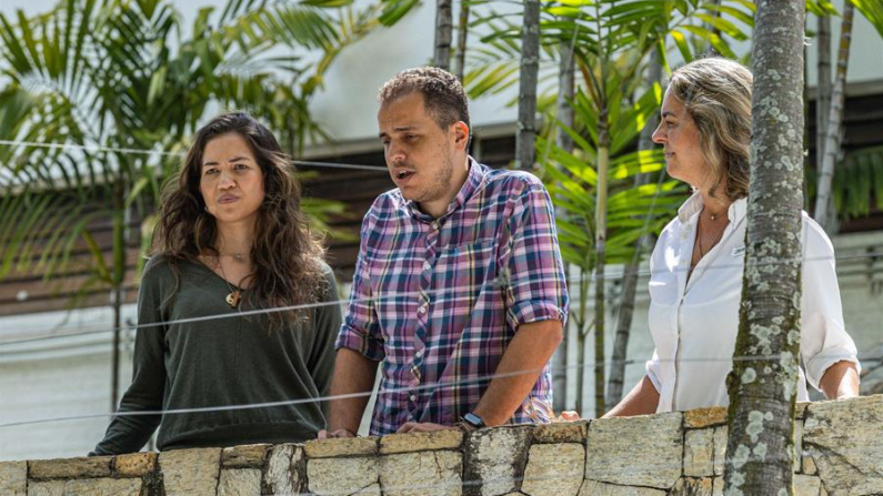 Fotografía de archivo de Claudia Macero (i), Pedro Uchurrurtu (c) y Magalli Meda, asilados en la residencia del embajador de Argentina, saludando a los medios de comunicación desde un balcón en Caracas (Venezuela). EFE/ Henry Chirinos