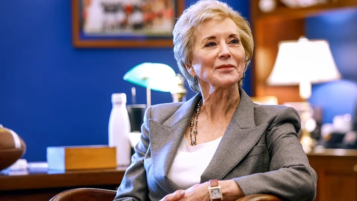 La nominada del presidente electo Donald Trump para secretaria de Educación, Linda McMahon, se reúne con el senador Tommy Tuberville (R-Ala.) en su oficina en el Russell Senate Office Building, en Washington, el 9 de diciembre de 2024. (Anna Moneymaker/Getty Images)