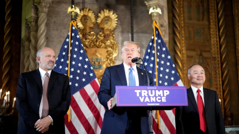 El presidente electo Donald Trump pronuncia un discurso junto a Masayoshi Son (D), CEO de SoftBank, y Howard Lutnick, presidente y CEO de Cantor Fitzgerald, elegido por Trump para el cargo de secretario de Comercio, en el complejo Mar-a-Lago de Trump en Palm Beach, Florida, el 16 de diciembre de 2024. (Andrew Harnik/Getty Images)