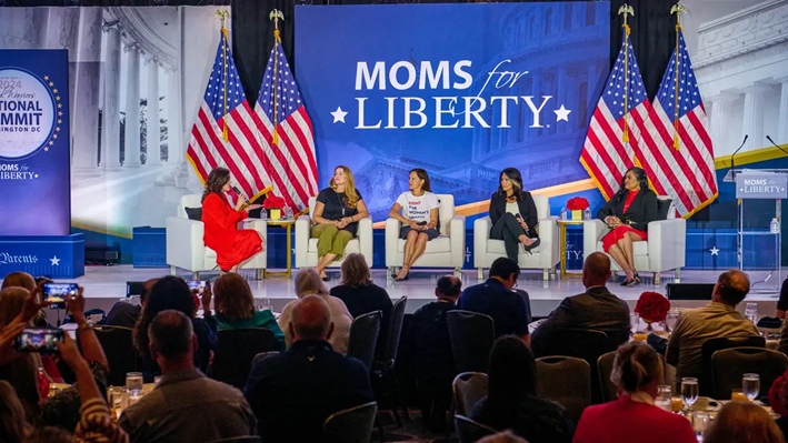 La cofundadora de Mom's for Liberty, Tiffany Justice, habla con la exdefensora pública Maud Maron, la autora y exgimnasta Jennifer Sey, la excongresista Tulsi Gabbard y el representante del estado de Texas, Shawn Thierry, en la Cumbre Nacional 2024 de Mom's for Liberty, en Washington, el 30 de agosto de 2024. (Dominic Gwinn/Middle East Images/AFP vía Getty Images)