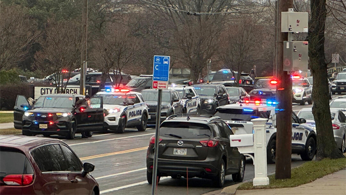 Vehículos de emergencia estacionados fuera de la Escuela Cristiana Vida Abundante en Madison, Wisconsin, después de un tiroteo, el 16 de diciembre de 2024. (Scott Bauer/Foto AP)