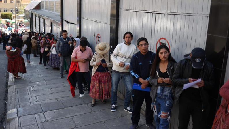 Personas esperan en una fila para obtener certificados de impedimento de sufragio el 16 de diciembre de 2024, en La Paz (Bolivia). EFE/ Luis Gandarillas