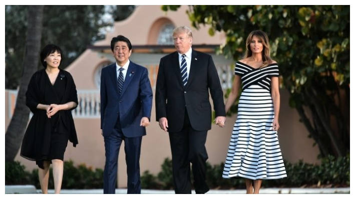 El primer ministro japonés Shinzo Abe (2º izq) y su esposa, la primera dama Akie Abe, caminan con el presidente Donald Trump y la primera dama Melania Trump antes de la cena en el resort Mar-a-Lago de Trump en Palm Beach, Florida, el 17 de abril de 2018. (Mandel NganAFP/Getty Images)