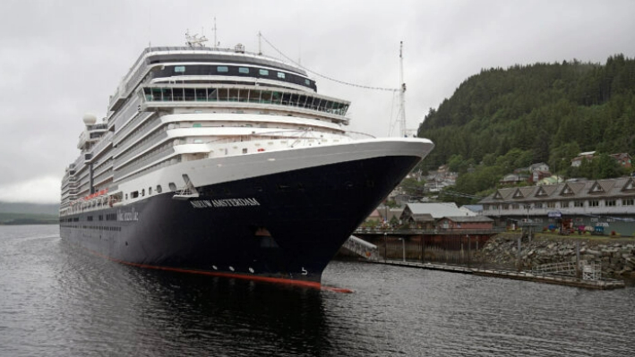 Un crucero de Holland America Line en una foto de archivo. (Dustin Safranek/Ketchikan Daily News vía AP)