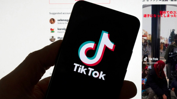 El logotipo de TikTok se muestra en un teléfono móvil delante de una pantalla de ordenador que muestra una página de inicio de TikTok, en Boston, Massachusetts, el 18 de marzo de 2023. (Michael Dwyer/Foto AP)