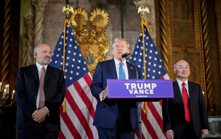 El presidente electo Donald Trump pronuncia un discurso junto al director ejecutivo de SoftBank, Masayoshi Son (der.), y el elegido por Trump para secretario de Comercio, el presidente y director ejecutivo de Cantor Fitzgerald, Howard Lutnick, en el resort Mar-a-Lago de Trump en Palm Beach, Florida, el 16 de diciembre de 2024. (Andrew Harnik/Getty Images)