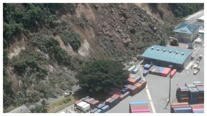 Desprendimiento de tierras cerca de una terminal de transporte marítimo internacional en Port Vila, Vanuatu, tras un fuerte terremoto el 17 de diciembre de 2024, en una imagen de vídeo.(Dan McGarry vía AP)