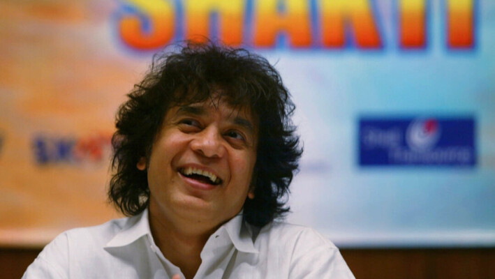 Zakir Hussain, experto en tabla india, se ríe durante una conferencia de prensa para anunciar un concierto musical en Mumbai, India, el 8 de diciembre de 2006. (Rajesh Nirgude/Foto AP).