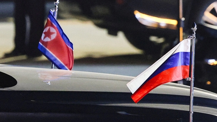 Banderas de Rusia y Corea del Norte adheridas a un automóvil durante una ceremonia de bienvenida al presidente ruso Vladimir Putin en un aeropuerto en Pyongyang, Corea del Norte, el 19 de junio de 2024. (Sputnik/Vladimir Smirnov/Reuters)