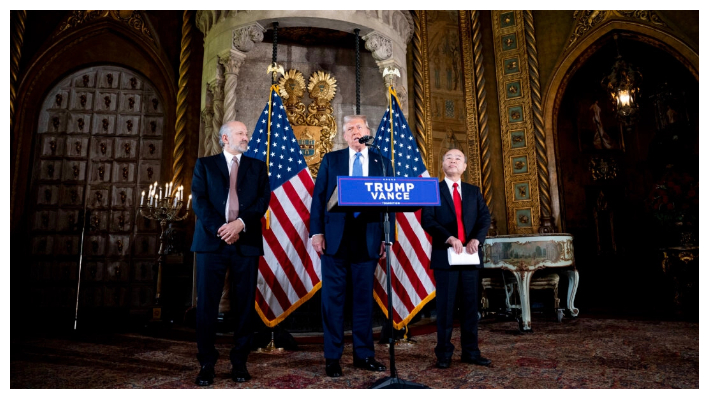 El presidente electo Donald Trump, acompañado por el CEO de SoftBank, Masayoshi Son (d), y el elegido por Trump para secretario de Comercio, el presidente y CEO de Cantor Fitzgerald, Howard Lutnick, habla en una rueda de prensa en su finca de Mar-a-Lago en Palm Beach, Florida, el 16 de diciembre de 2024. (Andrew Harnik/Getty Images)