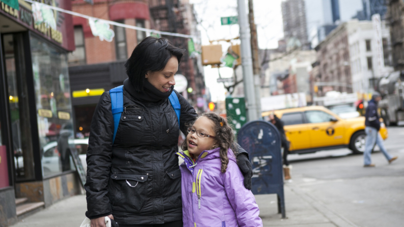 Jenny Peña y su hija, Anaya Díaz, de seis años, estudiante de primer grado en la Success Academy Hell's Kitchen en Nueva York, el 17 de marzo de 2014. (Samira Bouaou/The Epoch Times)