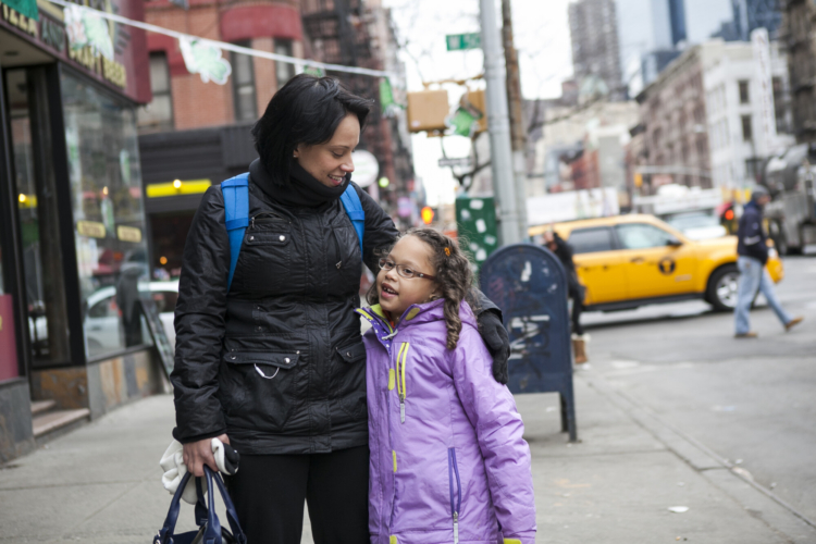 ¿Tiene hijos menores y vive en NY? Estos nuevos programas son para tener una vida más asequible