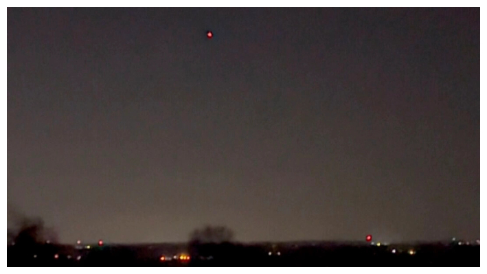 Un dron sobrevuela Clinton Township, Nueva Jersey, el 5 de diciembre de 2024, en una imagen de vídeo. (Cortesía de Christopher Stadulis vía AP/Screenshot vía The Epoch Times)