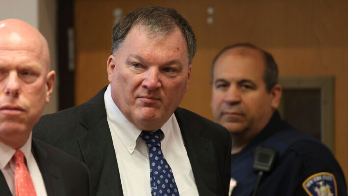 Rex Heuermann (C), acusado de los asesinatos en serie de Gilgo Beach en Long Island, Nueva York, comparece para una audiencia en corte del condado de Suffolk en Riverhead, Nueva York, el 30 de julio de 2024. (James Carbone/Newsday vía AP, Archivo, Pool).