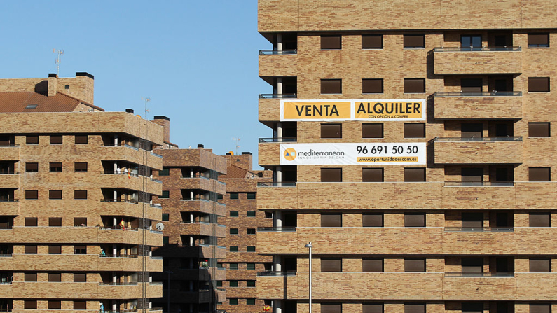 Una pancarta anuncia apartamentos en alquiler o compra en un desarrollo residencial a gran escala en Sesena, España, en una imagen de archivo. (Oli Scarff/Getty Images)