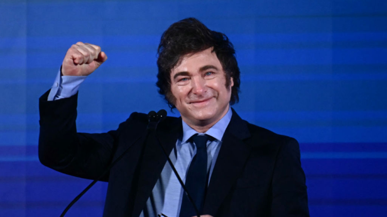 El presidente de Argentina, Javier Milei, asiste a la reunión política Atreju organizada por los jóvenes militantes del partido italiano Hermanos de Italia (Fratelli d'Italia) el 14 de diciembre de 2024 en Roma. (Filippo Monteforte/AFP vía Getty Images)