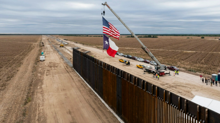 Texas quiere comprar paneles del muro fronterizo que vayan a subasta y devolvérselos a Trump