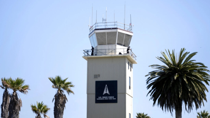 Miembros de un equipo de francotiradores del Servicio Secreto observan desde una torre de control la llegada del presidente Joe Biden para embarcar en el Air Force One en la Base de la Fuerza Espacial Vandenberg en California, el 25 de agosto de 2024. (Brendan Smialowski / AFP)
