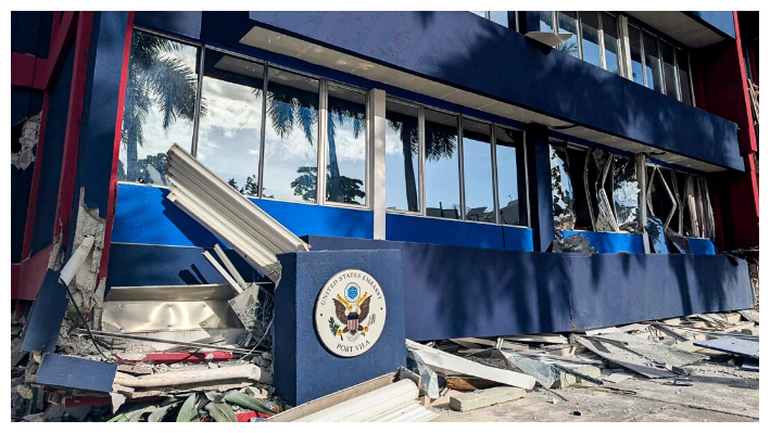 Esta foto muestra una vista general de un edificio gravemente dañado que alberga las embajadas de Estados Unidos, Reino Unido y Nueva Zelanda después de que un fuerte terremoto sacudiera Port Vila, la capital de Vanuatu, el 17 de diciembre de 2024. (STR/AFP vía Getty Images)