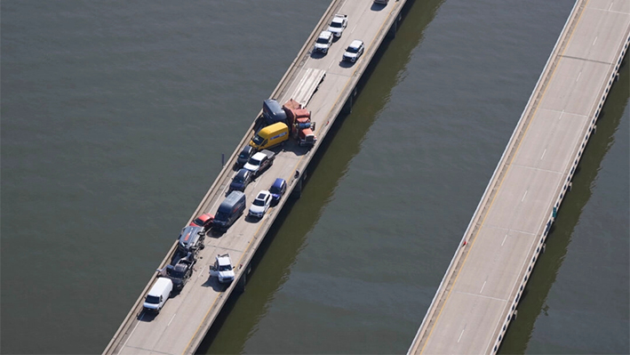 Accidente de tráfico causa 33 heridos y obliga a cerrar durante horas un puente cerca de Nueva Orleans