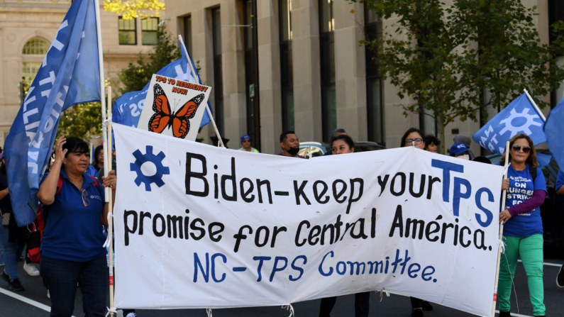 Activistas y ciudadanos con Estatus de Protección Temporal (TPS) marchan cerca de la Casa Blanca en Washington DC el 23 de septiembre de 2022, exigiendo protecciones de residencia. (OLIVIER DOULIERY/AFP via Getty Images)