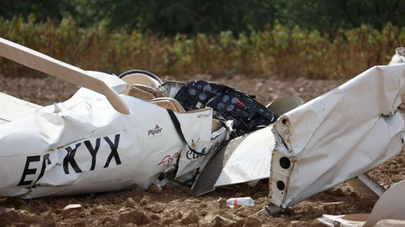 Imagen de archivo de una avioneta accidentada. EFE/Salas