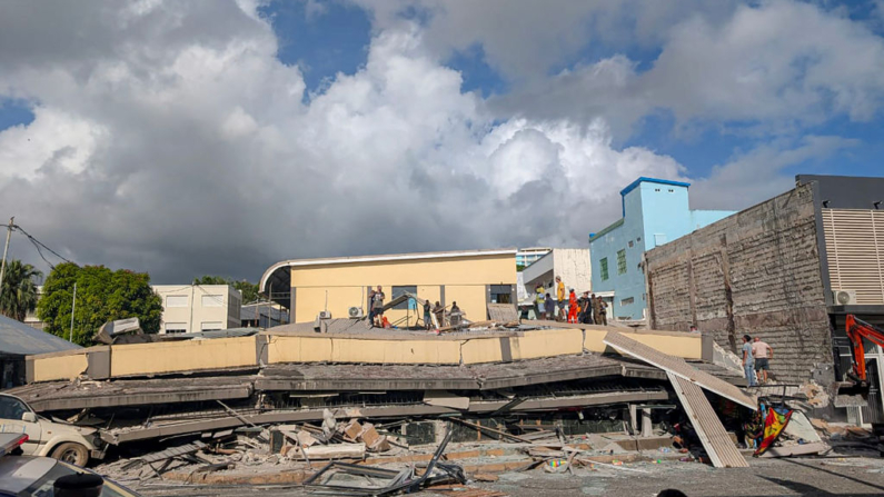 Equipos de rescate se encuentran donde se derrumbó un edificio tras un fuerte terremoto que sacudió Port Vila, la capital de Vanuatu, el 17 de diciembre de 2024. (STR/AFP vía Getty Images)