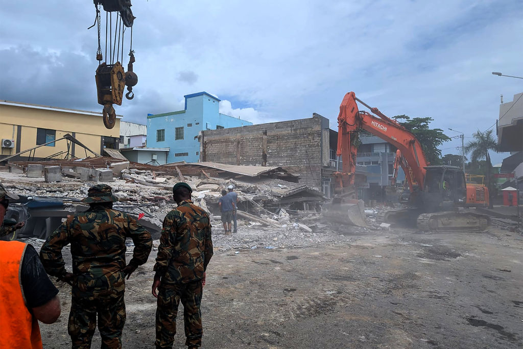 Los equipos de rescate se encuentran en el lugar de un edificio derrumbado el 18 de diciembre de 2024, después de que un día antes un terremoto sacudiera Port Vila, la capital de Vanuatu,. Los equipos de rescate excavan en busca de sobrevivientes (STR/AFP vía Getty Images)