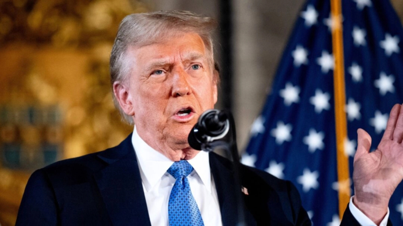 El presidente electo Donald Trump habla en una conferencia de prensa en el complejo Mar-a-Lago de Trump en Palm Beach, Florida, el 16 de diciembre de 2024. (Andrew Harnik/Getty Images)