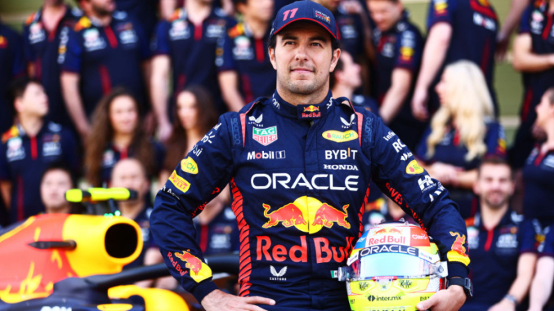 Sergio Pérez de México y Oracle Red Bull Racing posan en la foto del equipo Red Bull Racing antes del Gran Premio de F1 de Abu Dhabi en el Circuito Yas Marina el 26 de noviembre de 2023 en Abu Dhabi, Emiratos Árabes Unidos. (Clive Rose/Getty Images)