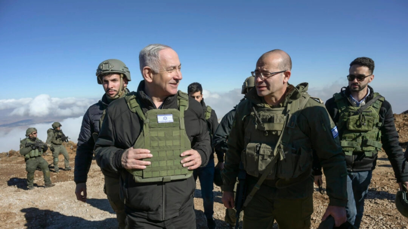 El primer ministro de Israel, Benjamin Netanyahu (izq.), visita a las fuerzas israelíes en una zona neutral dentro de Siria el 17 de diciembre de 2024. (Oficina de Prensa del Gobierno de Israel vía AP)