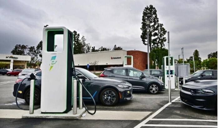 Los vehículos eléctricos se están cargando en una estación de carga en Monterey Park, California, el 12 de abril de 2023. (Frederic J. Brown/AFP vía Getty Images)