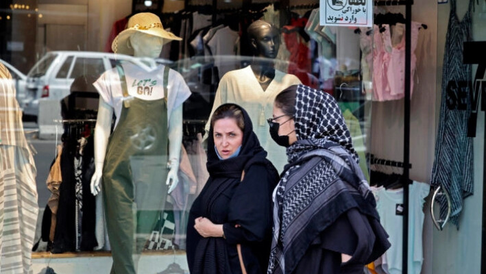 Mujeres con pañuelos en la cabeza caminan cerca de la plaza Tajrish en Teherán, Irán, el 12 de julio de 2022. (Atta Kenare/AFP vía Getty Images).