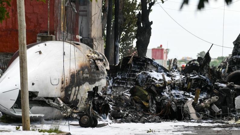 Fotografía de un avión accidentado el 18 de diciembre de 2024, en San Fernando, Buenos Aires (Argentina). EFE/ Stringer