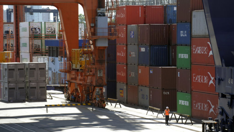 Un trabajador camina junto a contenedores en el puerto de Buenos Aires (Argentina), el 14 de enero de 2009. (Juan Mabromata/AFP vía Getty Images)