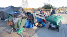 Ciudad californiana desaloja campamento de indigentes tras declaración de emergencia