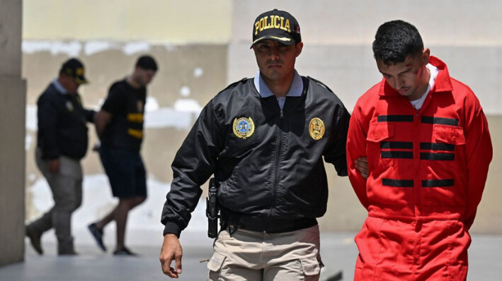 Imagen ilustrativa. Policía peruana realiza el traslado de varios miembros de la organización criminal Tren de Aragua en Lima el 5 de octubre de 2023. (CRIS BOURONCLE/AFP via Getty Images)