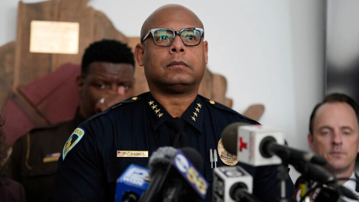 El jefe de policía de Madison, Shon F. Barnes, habla en una rueda de prensa en Madison, Wisconsin, el 17 de diciembre. 2024. (Nam Y. Huh/Foto AP). 