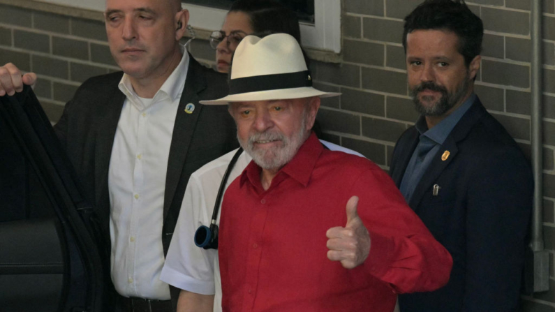 El presidente de Brasil, Luiz Inácio Lula da Silva (c), levanta el pulgar al salir del Hospital Sirio-Libanés en Sao Paulo, Brasil, el 19 de diciembre de 2024, después de someterse a pruebas de control luego de su cirugía de emergencia la semana pasada. semana por una hemorragia intracraneal. (Nelson Almeida/AFP vía Getty Images)