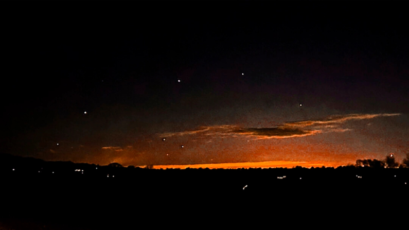 El cielo del atardecer y puntos de luz cerca en Lebanon Township, N.J., el 5 de diciembre de 2024. (Trisha Bushey vía AP)