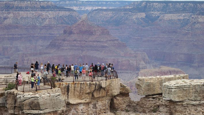 Visitantes parados en el Borde Sur del Gran Cañón en el Parque Nacional Gran Cañón, Arizona. El Gran Cañón es uno de los mayores destinos turísticos del estado. (Foto de Sean Gallup/Getty Images)