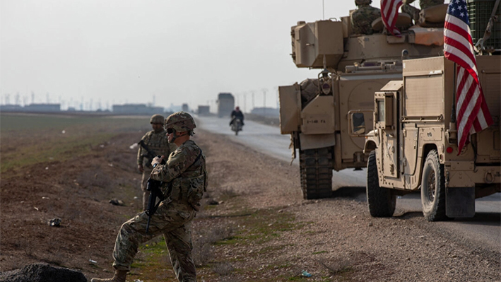 El sargento George Dole, del Ejército de Estados Unidos, asignado a la Compañía Charlie, 2º Batallón, 116º Regimiento de Caballería, Guardia Nacional de Idaho, Fuerza de Tarea Conjunta Combinada - Operación Inherent Resolve, proporciona seguridad durante una patrulla desmontada en Siria, el 26 de enero de 2023. (Foto del Ejército de EE. UU. por el sargento Julio Hernández)