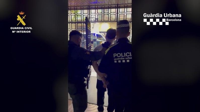 La Guardia Civil y la Guardia Urbana de Barcelona han desmantelado en el distrito de Ciutat Vella un grupo criminal dedicado a la trata de seres humanos con fines de explotación sexual, en una operación en la que han detenido a cuatro personas y han liberado a dos mujeres obligadas a prostituirse bajo coacción. EFE/ Guardia Civil 