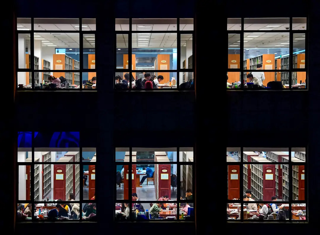 Estudiantes estudian en una biblioteca de la Universidad Agrícola de Shenyang en Shenyang, provincia de Liaoning, China, el 18 de diciembre de 2018. (STR/AFP vía Getty Images)