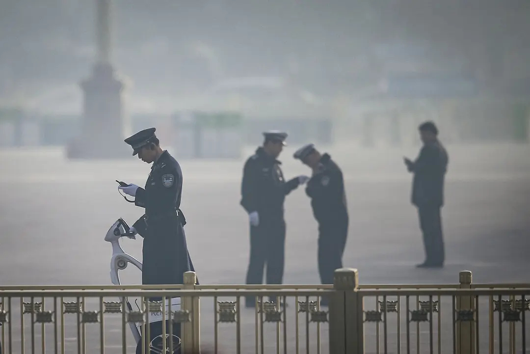 Agentes de policía en la plaza de Tiananmen de Beijing el 8 de marzo de 2013. (Feng Li/Getty Images)