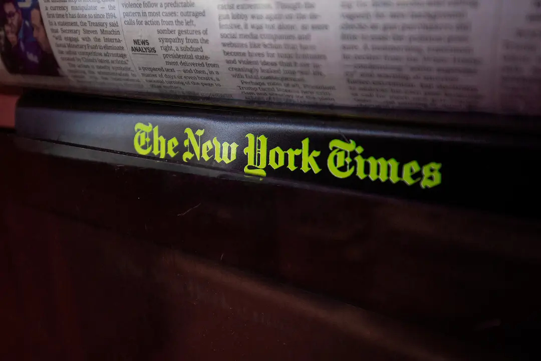 El logotipo del New York Times en un estante de periódicos en una tienda de Washington el 6 de agosto de 2019. (Alastair Pike/AFP vía Getty Images)